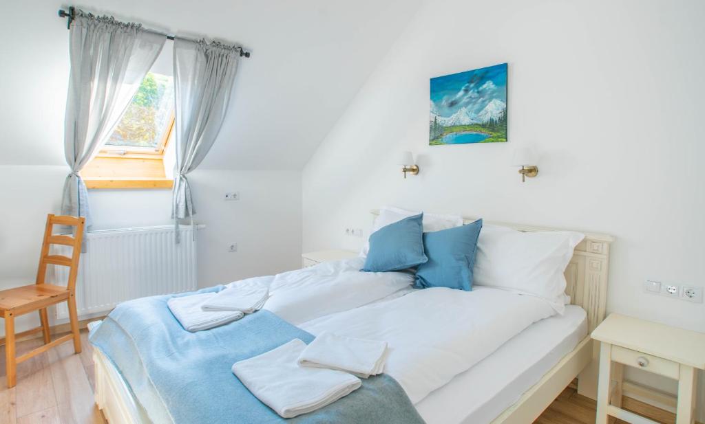 Postel nebo postele na pokoji v ubytování Chillinn Tündérliget Boutique Wellness Egerszalók