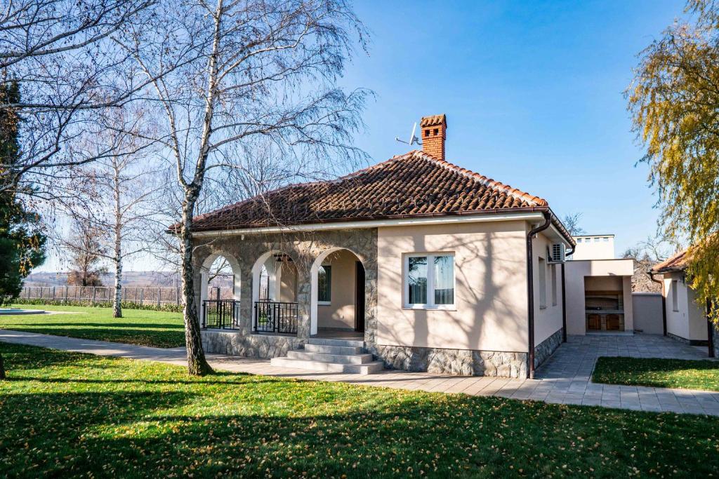 mały biały dom z dachem w obiekcie Vikendica Aleksandrović Ježevac w mieście Topola