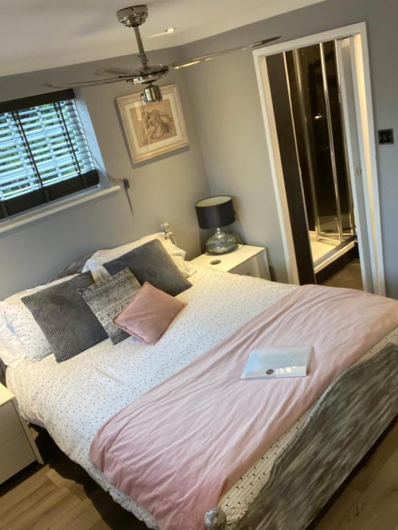 Katil atau katil-katil dalam bilik di Wisteria House Perfect for contractors & Business