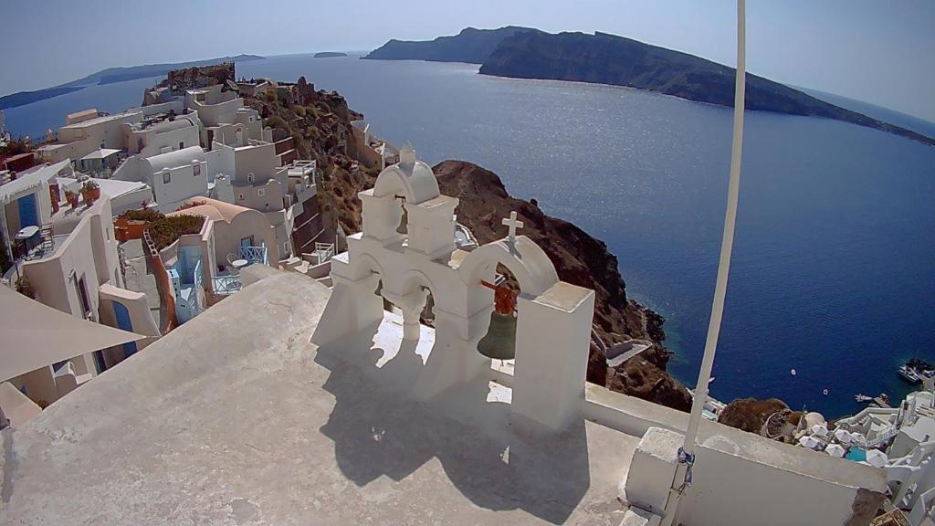 Vista ariale di un villaggio sul fianco di una scogliera di Casa Sigala cave a Oia