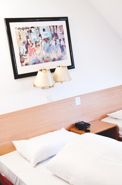 Postel nebo postele na pokoji v ubytování Rugs Hotel Düsseldorf