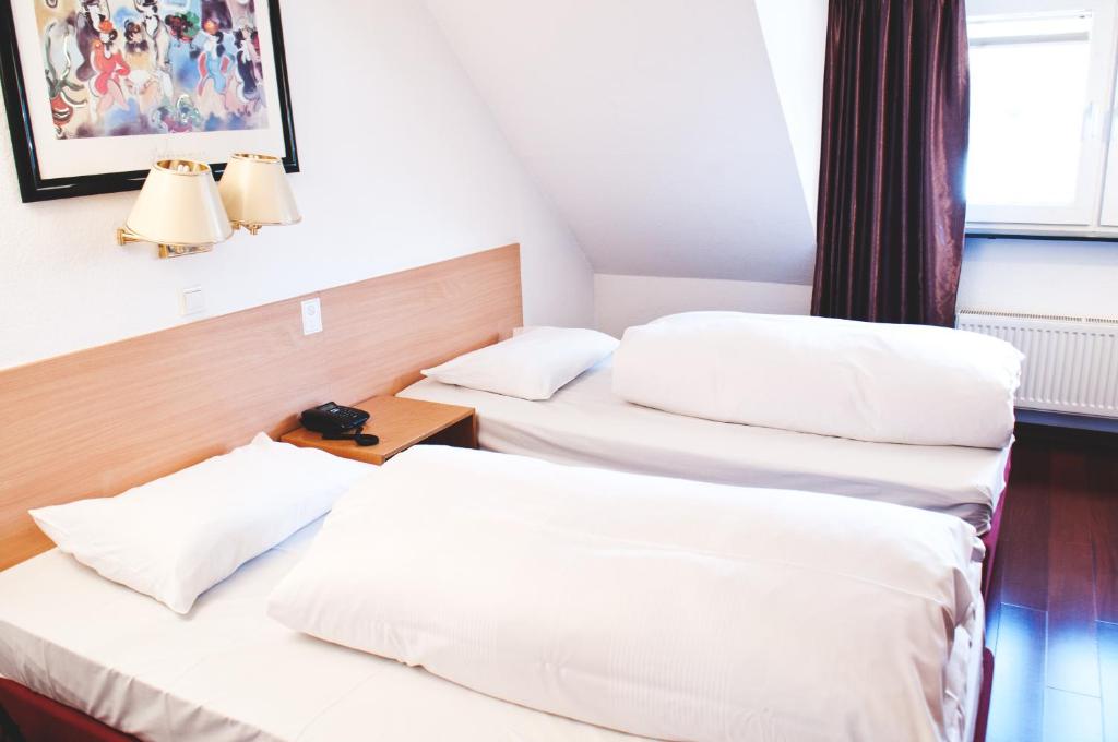 Postel nebo postele na pokoji v ubytování Rugs Hotel Düsseldorf