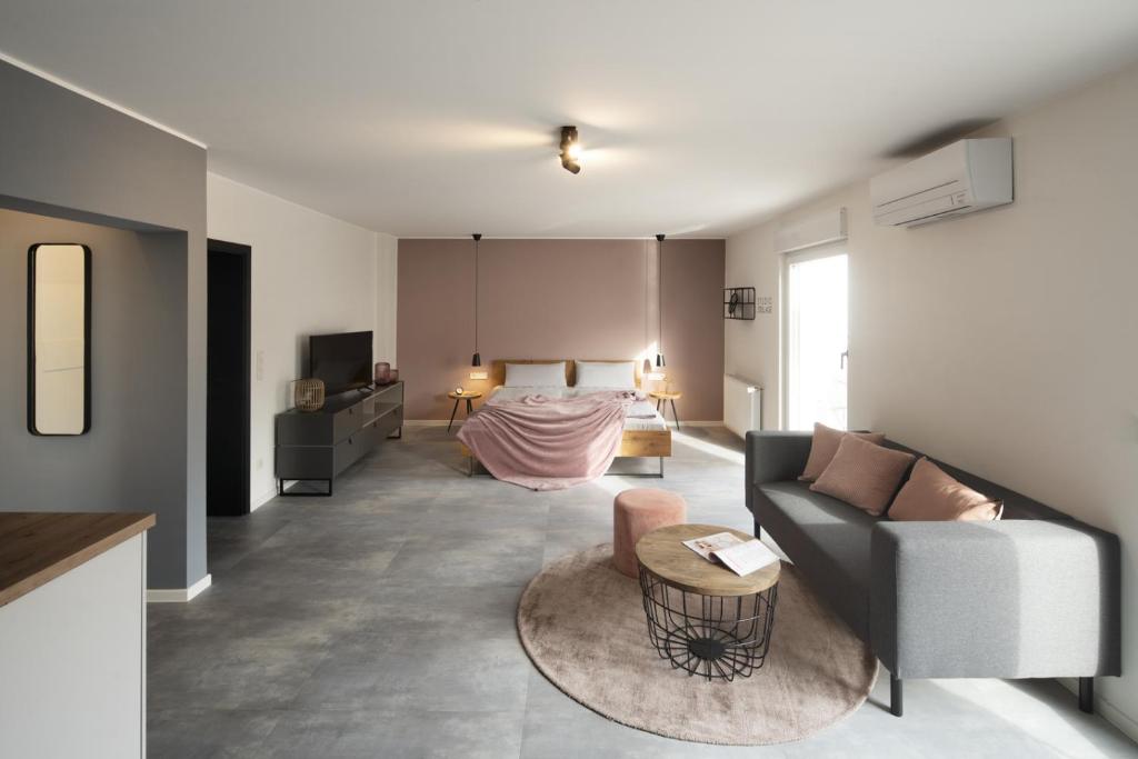 ein Wohnzimmer mit einem Sofa und einem Bett in der Unterkunft Claes Weinquartier - Weingut Claes Schmitt Erben in Trittenheim