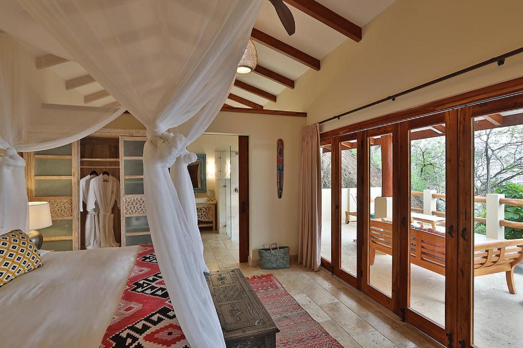 Postel nebo postele na pokoji v ubytování Casa Chameleon Hotel Las Catalinas - Adults Only