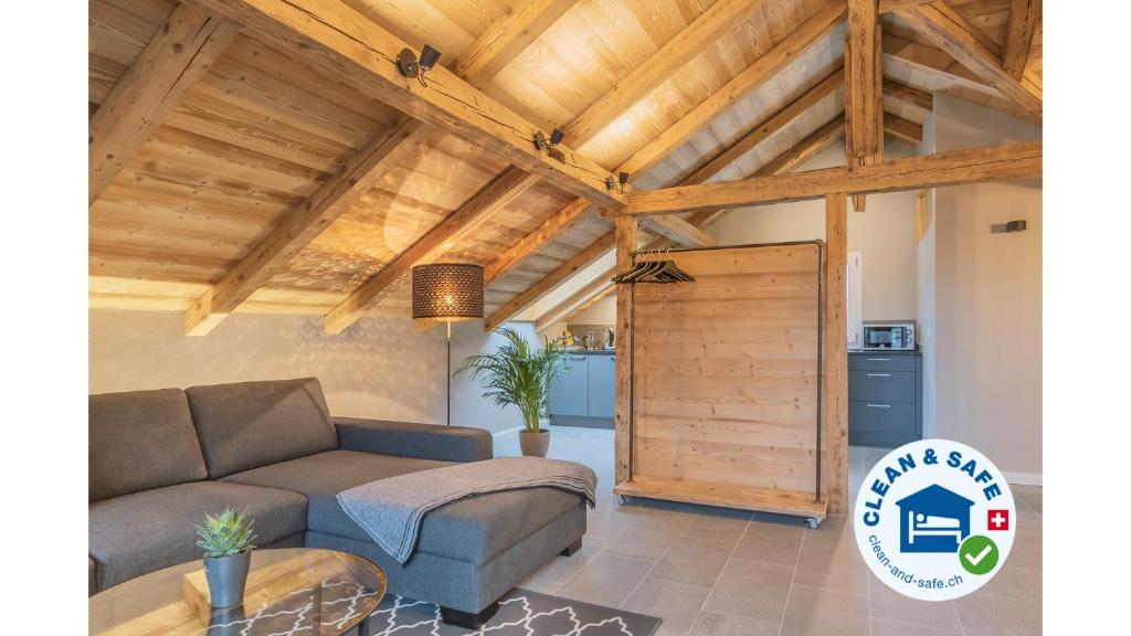 sala de estar con sofá y techo de madera en Buche, en Interlaken