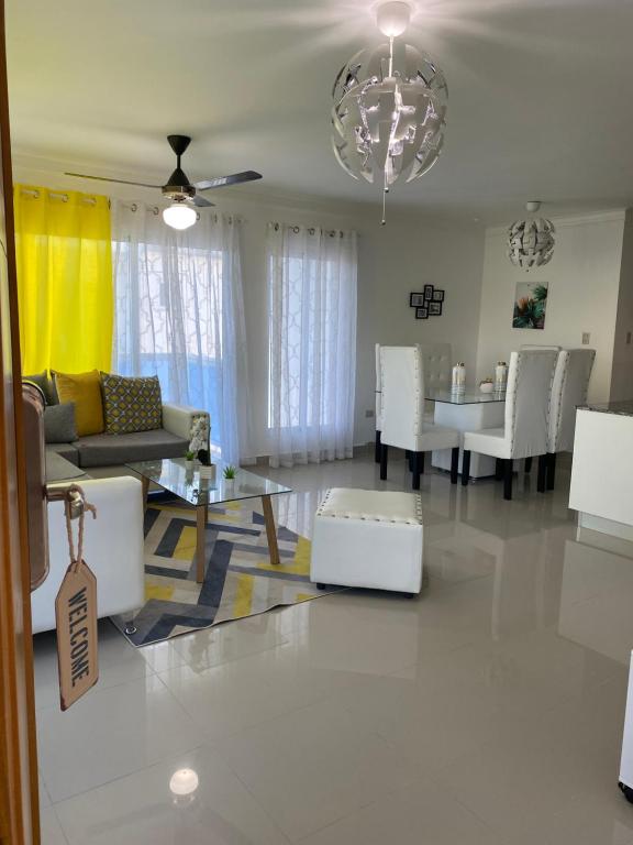 ein Wohnzimmer mit einem Sofa und einem Tisch in der Unterkunft JCS SEIJAS APARTAMENT Recidence and Beach Club, 3E in Pajarito