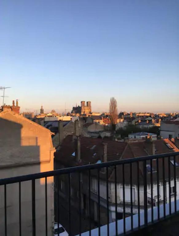 une vue d'une ville depuis un balcon dans l'établissement Suite Magdelaine - Vue Cathédrale, à Reims