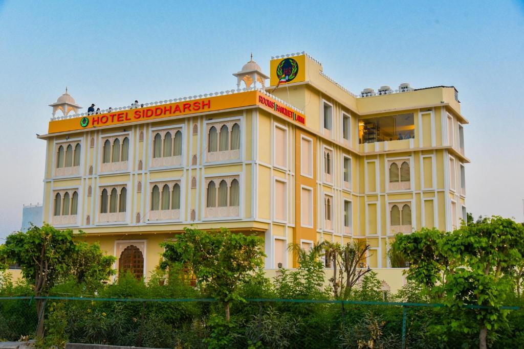 um edifício amarelo com um sinal em cima dele em Hotel Siddharsh Heritage em Jaipur