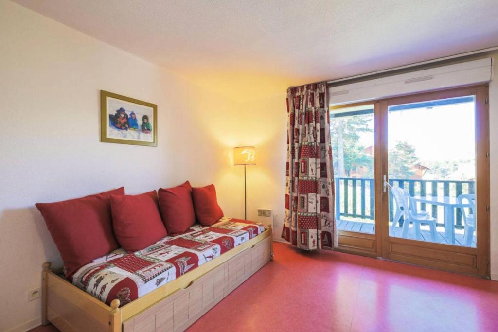- une chambre avec un lit et une grande fenêtre dans l'établissement Residence Les Chalets d'Aurouze - maeva Home, à La Joue du Loup