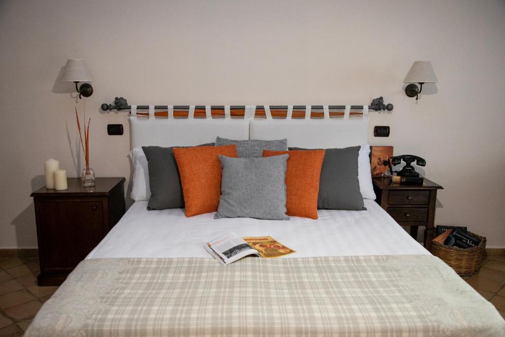 um quarto com uma cama com um livro em Agriturismo Tenuta Lagala em Venosa