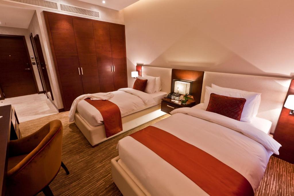 Postel nebo postele na pokoji v ubytování Zubarah Hotel