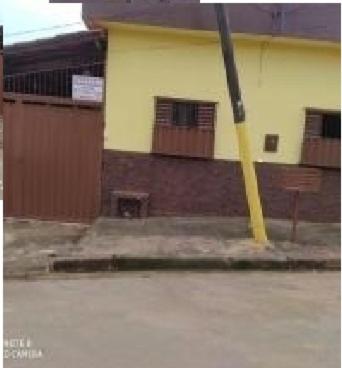 a yellow pole on the side of a building at Casa de Temporada Serra da Canastra - São Roque de Minas in São Roque de Minas
