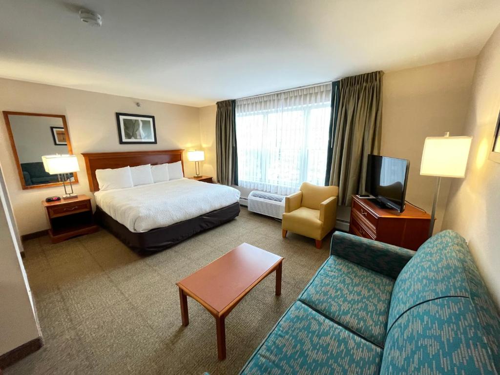 Postel nebo postele na pokoji v ubytování Smart Suites, Ascend Hotel Collection