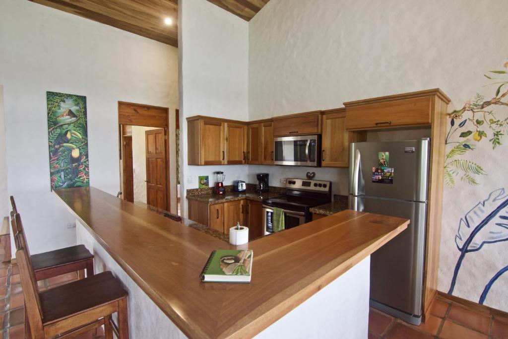 Kuchyň nebo kuchyňský kout v ubytování Serenity House Panoramic Views And Swimming Pool,