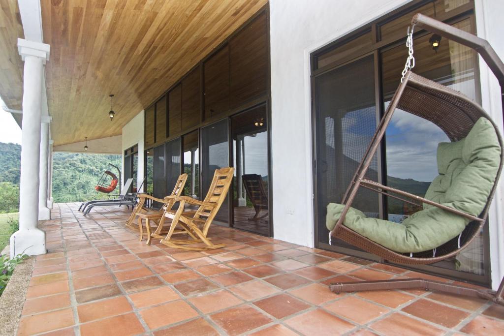 Balkón nebo terasa v ubytování Serenity House Panoramic Views And Swimming Pool,