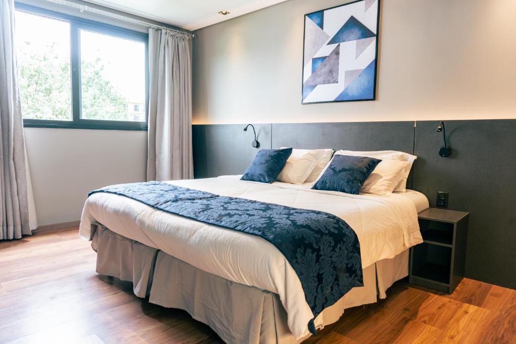 Postel nebo postele na pokoji v ubytování Mayná Hotel Prudentópolis Centro