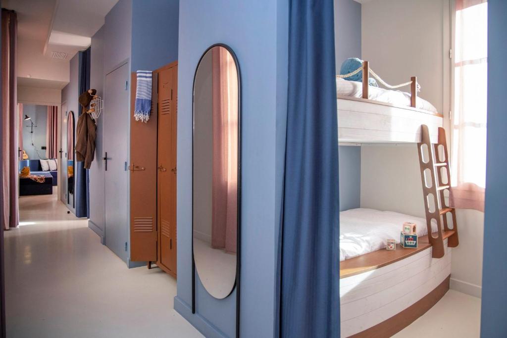 a room with two bunk beds and a hallway at L'Eautel Toulon Centre Port in Toulon