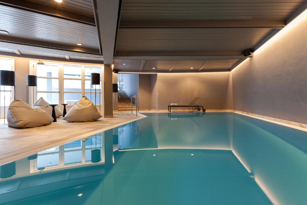 ERIKA Boutiquehotel Kitzbühelの敷地内または近くにあるプール