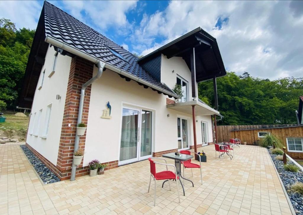 una casa con tetto spiovente e patio di Bischofshof a Ostseebad Sellin