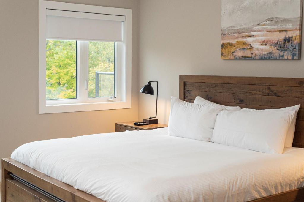 Postel nebo postele na pokoji v ubytování Muskoka Bay Resort