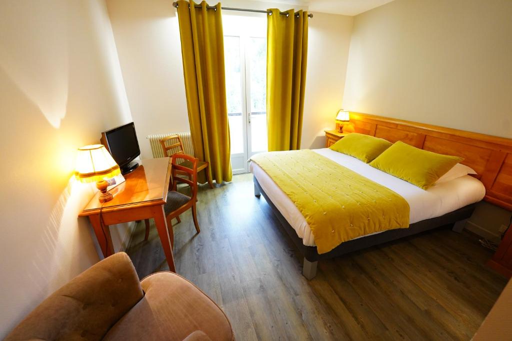 Postel nebo postele na pokoji v ubytování Logis Hôtel Le Griou