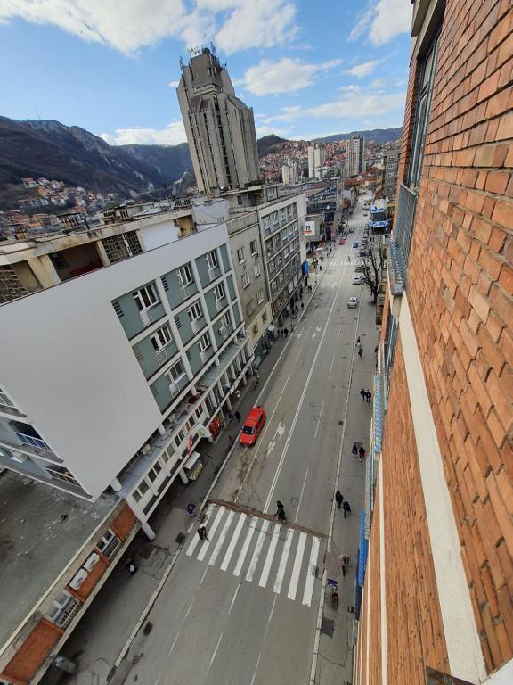 een luchtzicht op een straat in een stad bij Apartman Panorama Glavna ulica in Užice