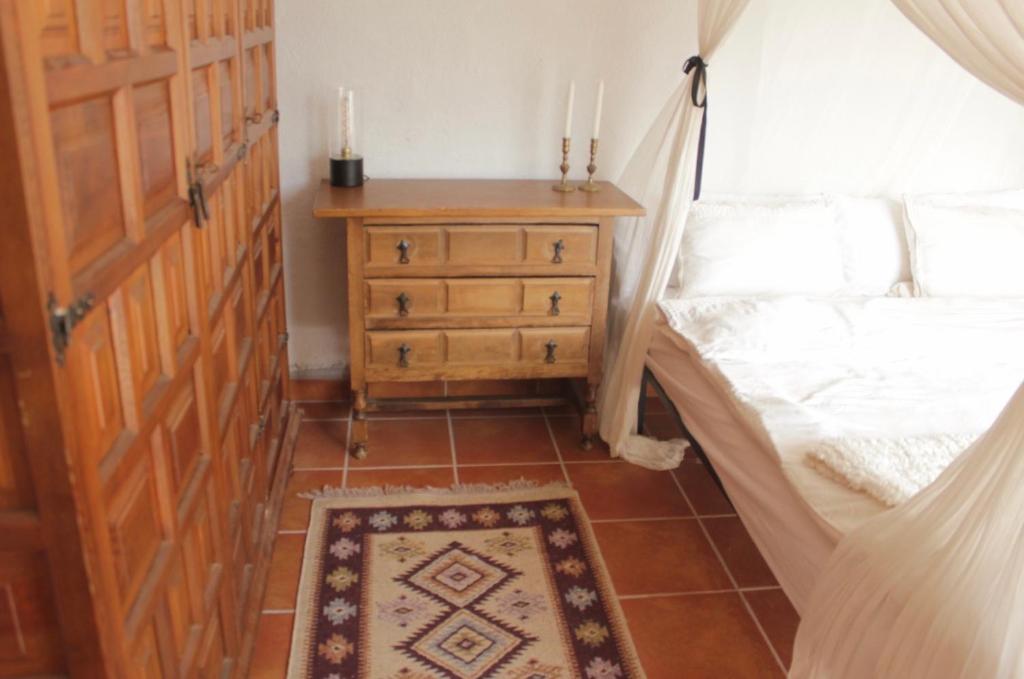 Een bed of bedden in een kamer bij Cortijo el Abejaruco