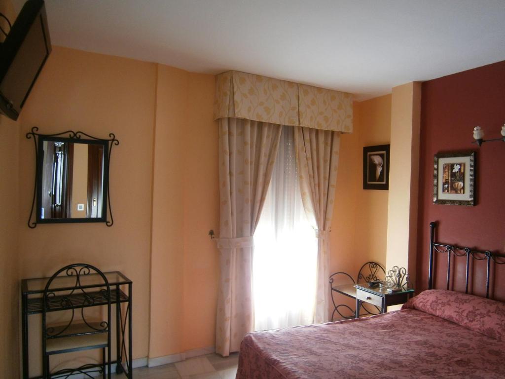 Postel nebo postele na pokoji v ubytování Hostal Almanzor
