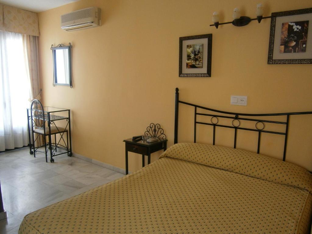 Postel nebo postele na pokoji v ubytování Hostal Almanzor