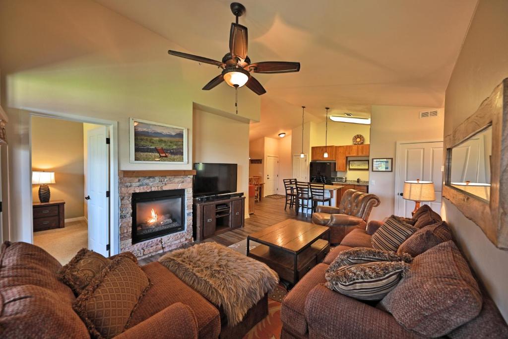 Uma área de estar em Lodge at Ten Mile & Granby Ranch