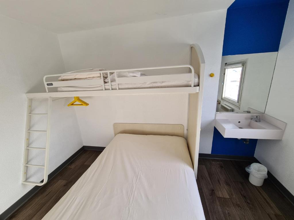 Postel nebo postele na pokoji v ubytování hotelF1 Pontarlier