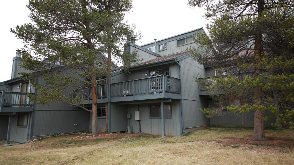 ein Mehrfamilienhaus mit Balkon und Bäumen in der Unterkunft MeadowRidge 13-04 in Fraser