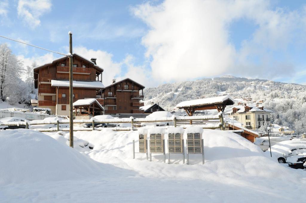 śnieżna góra z domkiem w tle w obiekcie Spacious and comfortable chalet apartment. w mieście Saint-Gervais-les-Bains