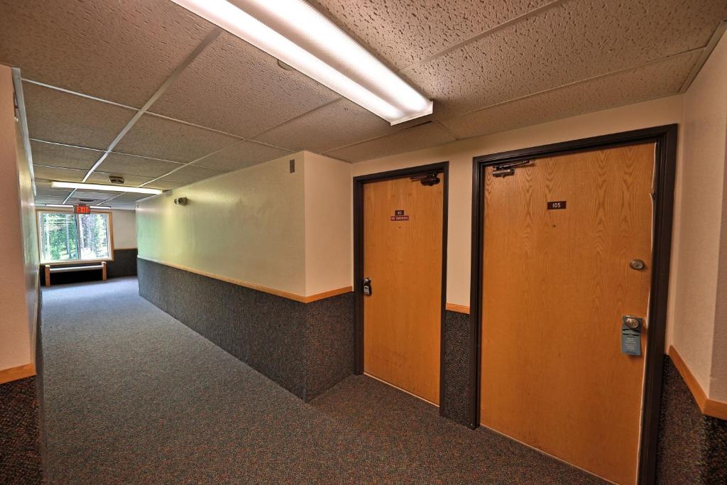 ein leerer Flur mit zwei Türen in einem Bürogebäude in der Unterkunft Snowblaze Condominiums E103 in Winter Park