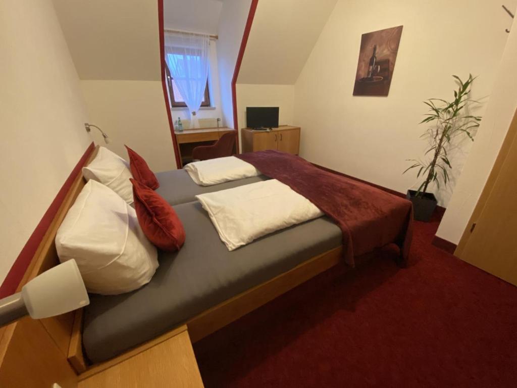 Postel nebo postele na pokoji v ubytování Hotel Wilder Mann