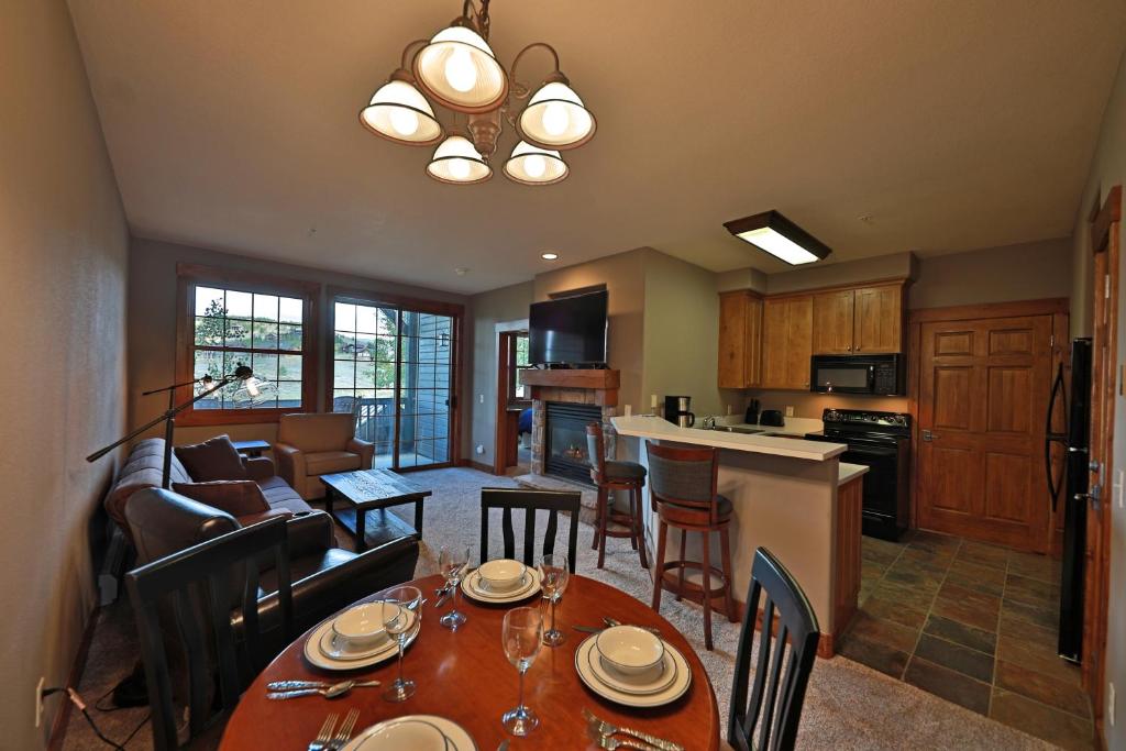 Kuchyň nebo kuchyňský kout v ubytování Kicking Horse Lodges 3-202