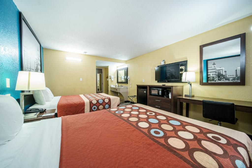 Postel nebo postele na pokoji v ubytování Super 8 by Wyndham Wichita Airport West Kellogg