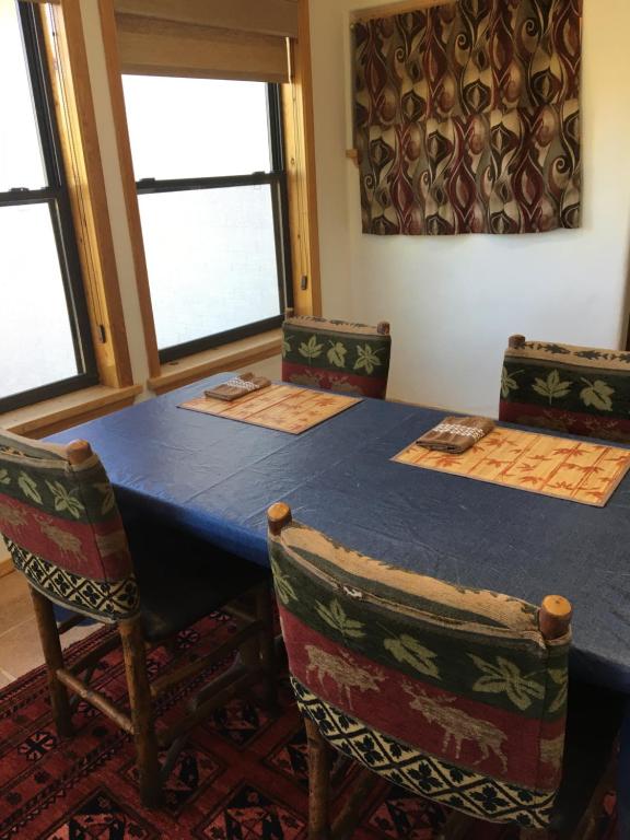 comedor con mesa azul y sillas en Heart and Wings Retreat Center, en Silver City