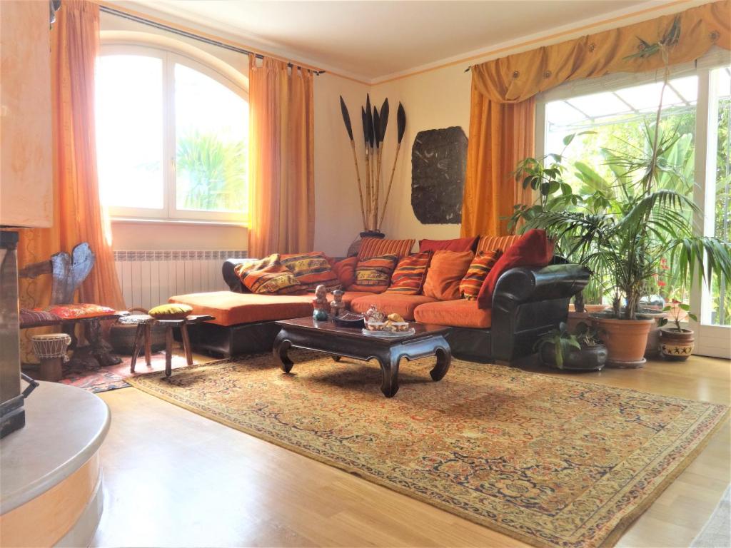 uma sala de estar com um sofá e uma mesa em villa Giada em Vallecchia