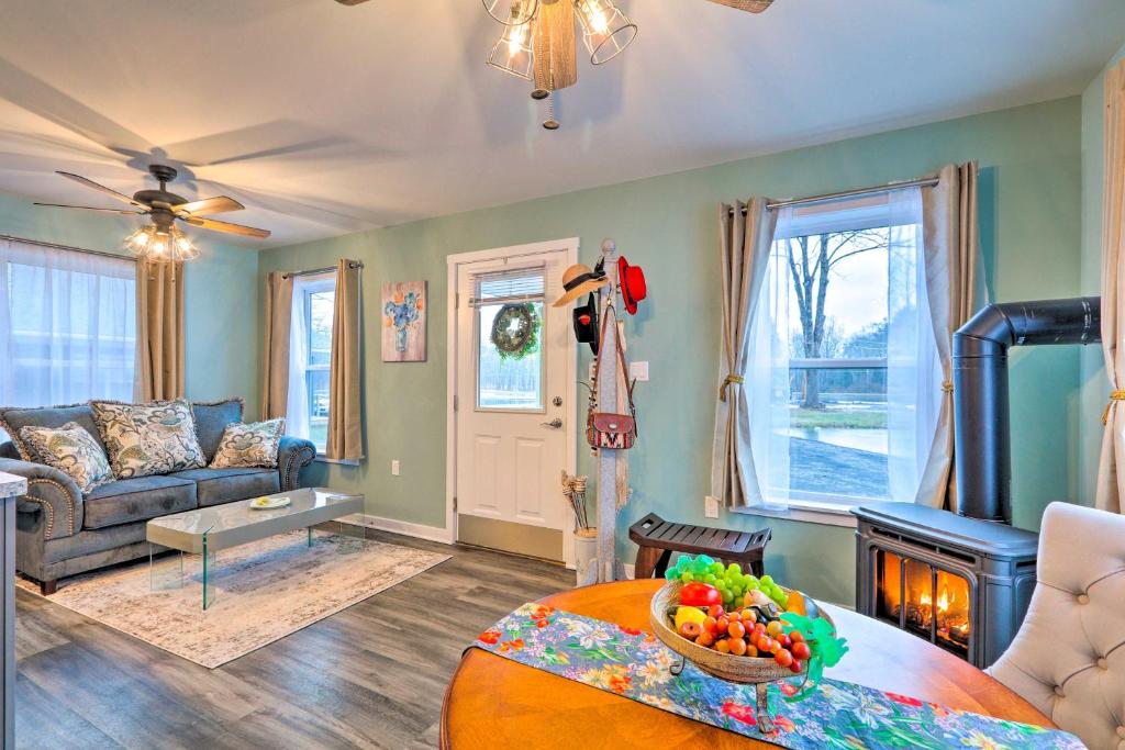 een woonkamer met een bank en een tafel bij Brodheadsville Cottage with Fire Pit Near Ski Resort in Brodheadsville
