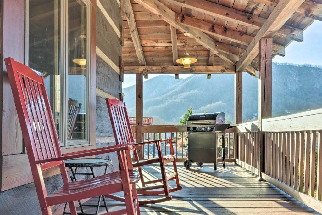 un porche con 2 sillas rojas y una parrilla en The Cabin at Marys Place with Deck and Mtn Views! en Maggie Valley