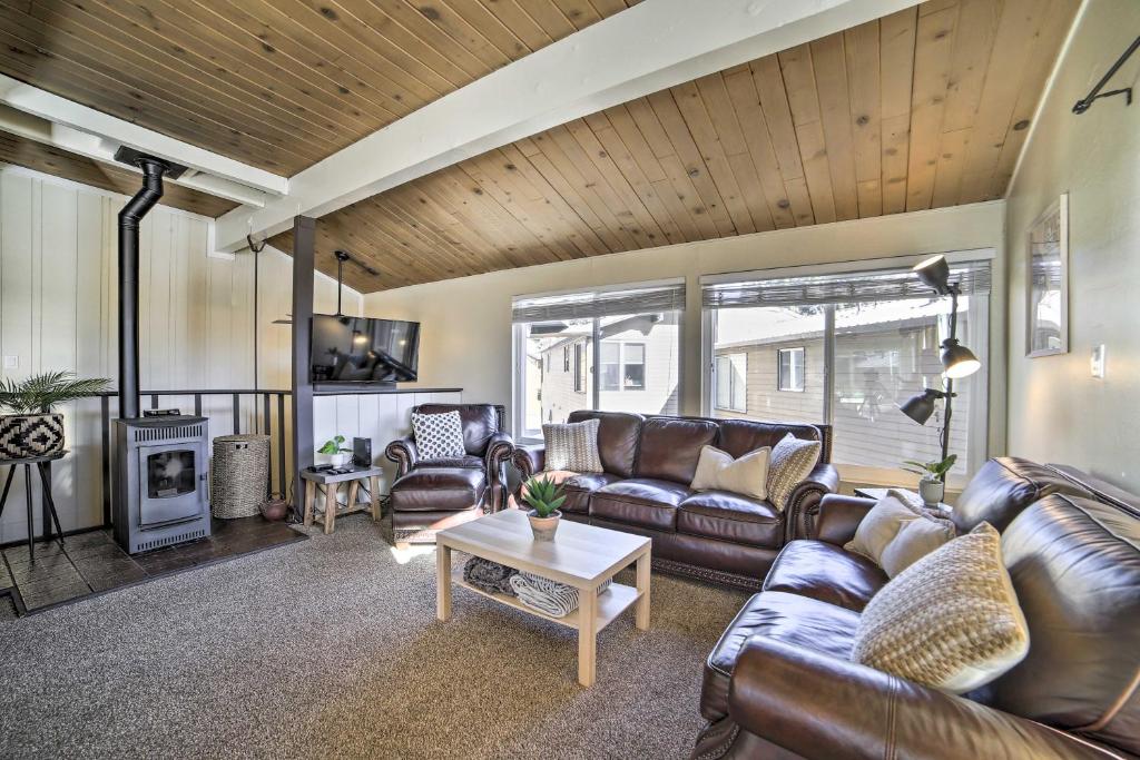a living room with leather furniture and a wood ceiling at Mammoth Lakes Condo with Pool Less Than 5 Mi to Skiing! in Mammoth Lakes