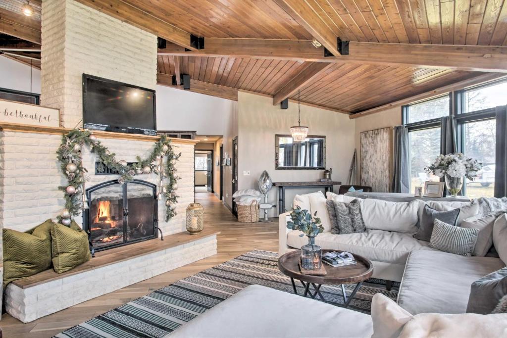 - un salon avec un canapé et une cheminée dans l'établissement Home with Indoor Pool - 1 Block to Liberty Lake!, à Liberty Lake