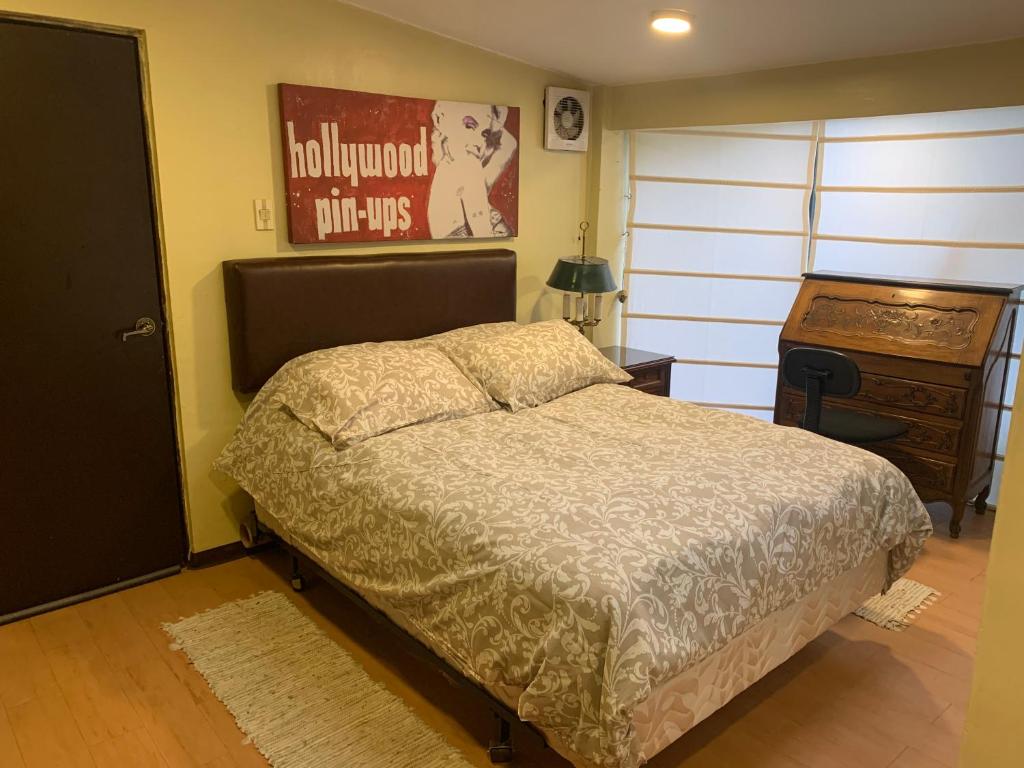 ein Schlafzimmer mit einem Bett, einer Kommode und einem Klavier in der Unterkunft Cozy Room in La Paz