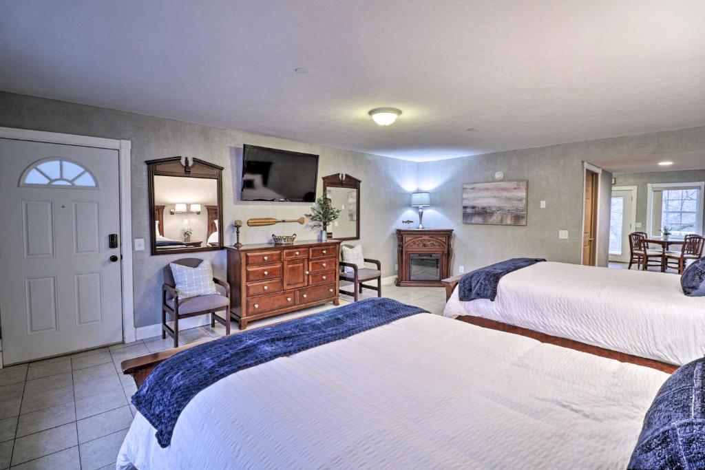 een grote slaapkamer met 2 bedden en een dressoir bij Riverside Studio Trophy Trout Fishing On-Site in Lakeview