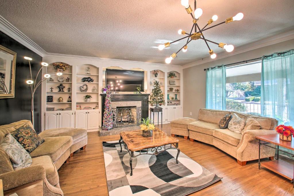 Et opholdsområde på Hot Springs Home Walk to Oaklawn!