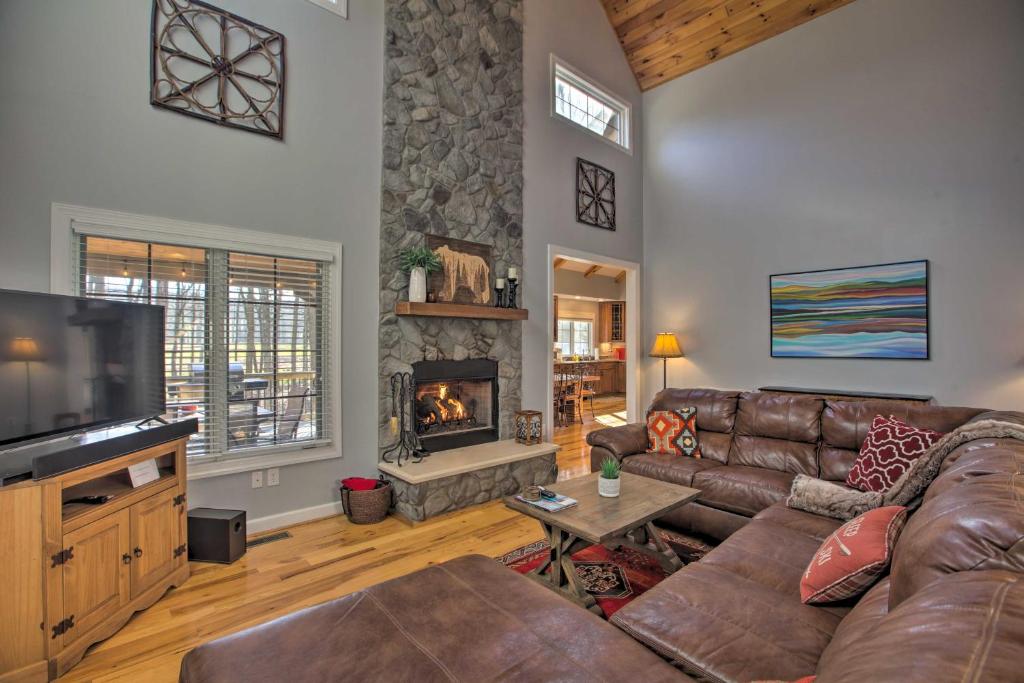 Foto dalla galleria di Spacious Wintergreen Resort Home with Hot Tub! a Mount Torry Furnace