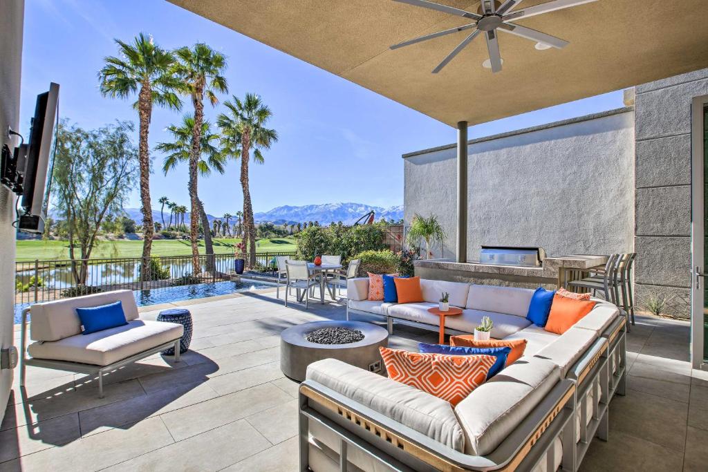 un patio con sofá, sillas y mesa en Palm Springs Oasis with Pool and Spa on Golf Course! en Palm Springs