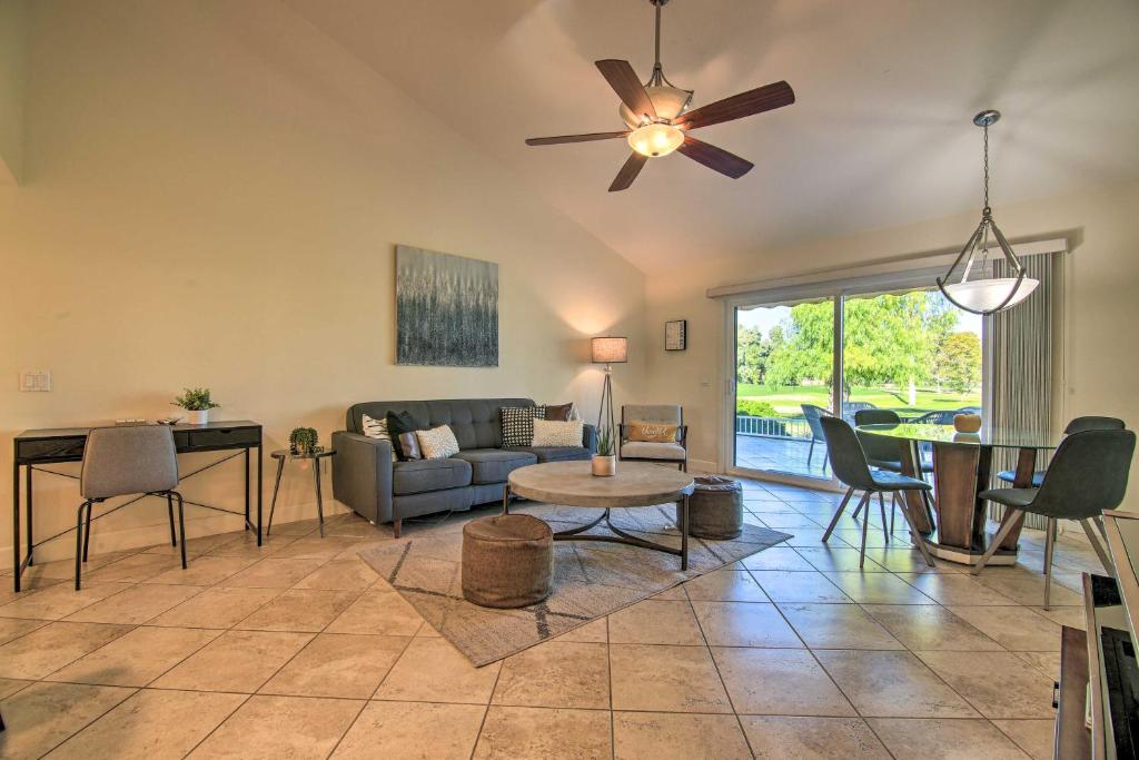 Posezení v ubytování Updated Palm Desert Escape with Resort Amenities!