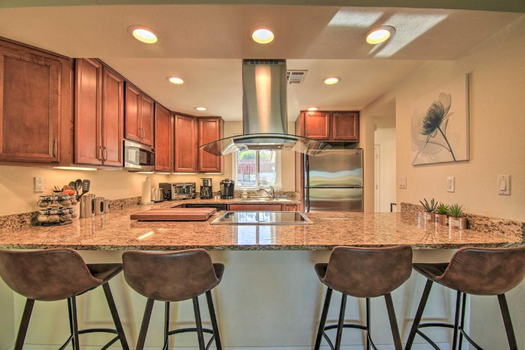 Kuchyň nebo kuchyňský kout v ubytování Updated Palm Desert Escape with Resort Amenities!